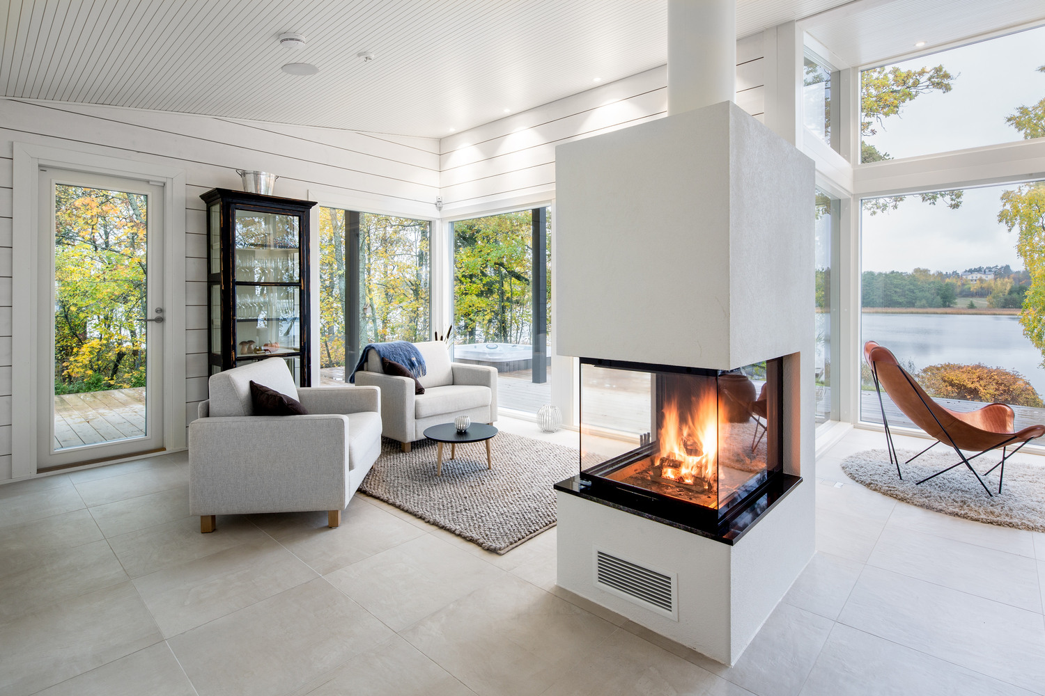 Вилла на берегу с белым трехсторонним камином от архитектора Pluspuu Oy 5 Fireplace - Камины HARK